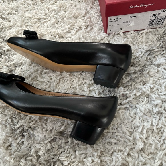 Authentic Ferragamo Vara shoes 8B - Picture 9 of 9
